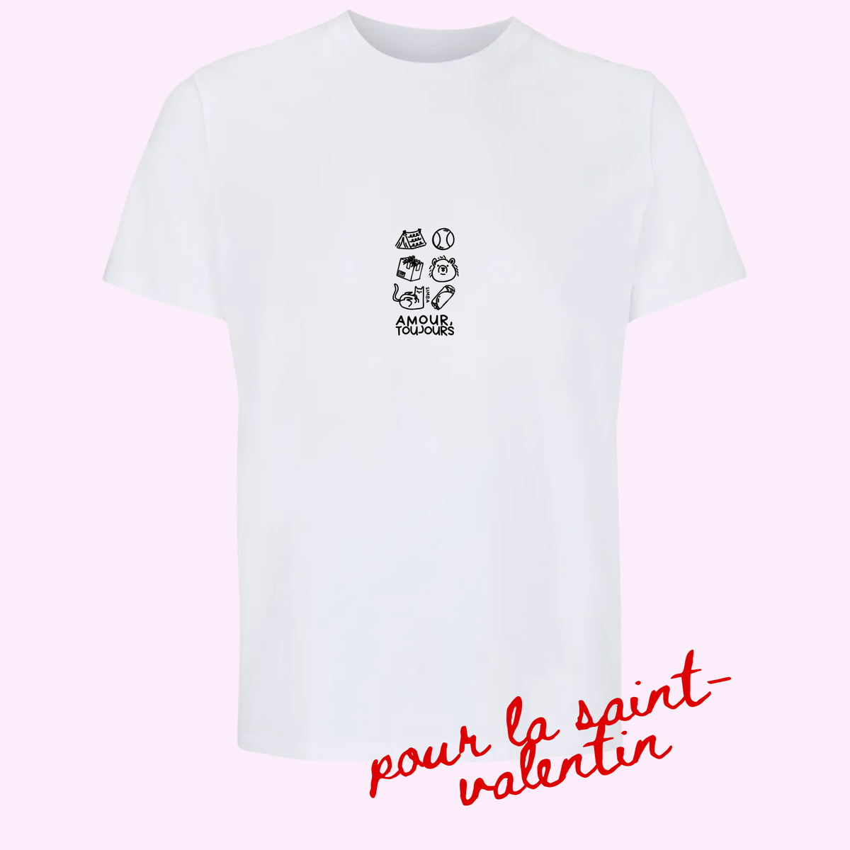 Photo sur fond rose du modèle de t-shirt Fragments de la marque Koeur Indigo personnalisé 6 souvenirs d'un couple qu'elle a offert pour la Saint-Valentin à son copain. Il y a le texte personnalisé "Amour, toujours".