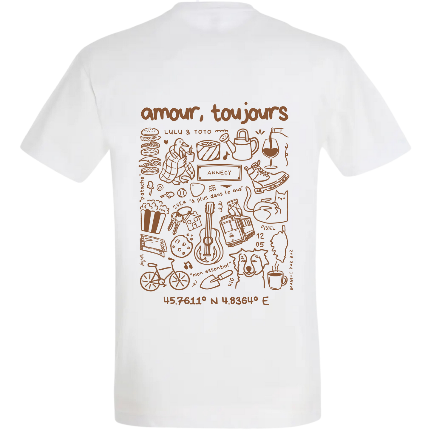 Photo détourée du modèle de t shirt Archives de la marque Koeur Indigo où il y a les souvenirs d'un couple avec les textes personnalisés "Amour, toujours" et les coordonnées GPS de leur lieu de rencontre.