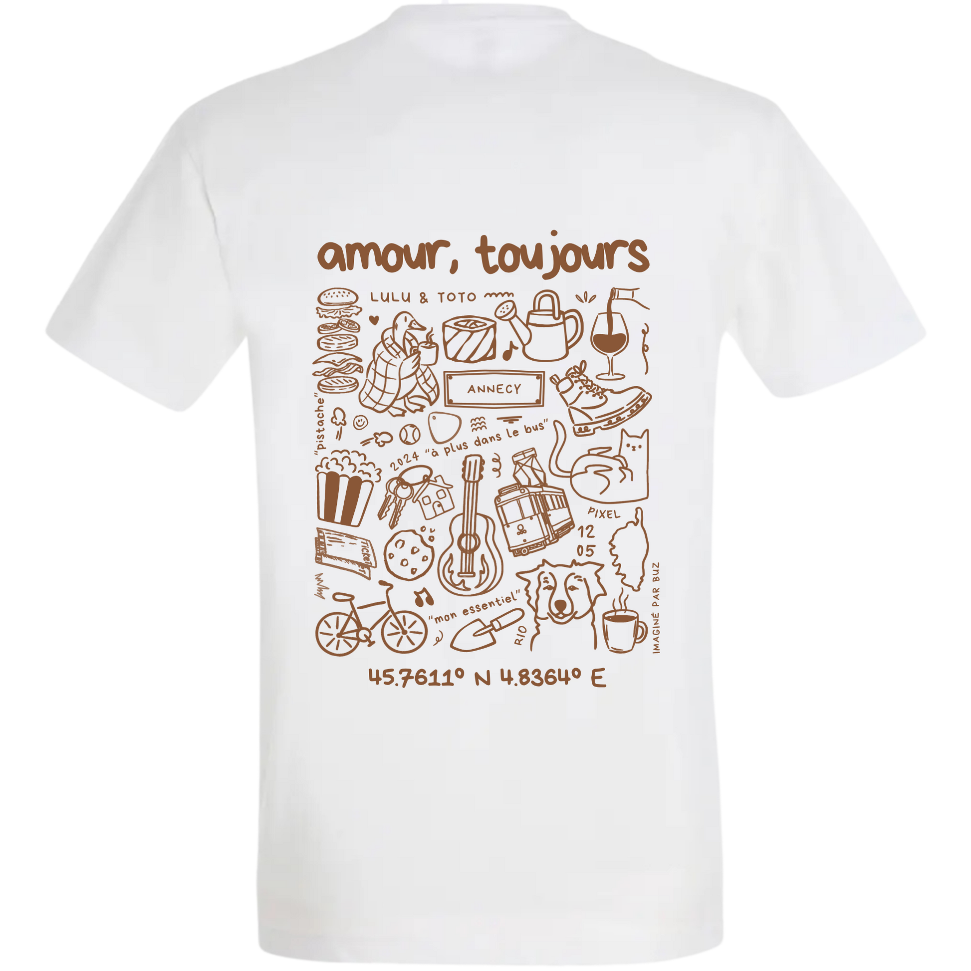 Photo détourée du modèle de t shirt Archives de la marque Koeur Indigo où il y a les souvenirs d'un couple avec les textes personnalisés "Amour, toujours" et les coordonnées GPS de leur lieu de rencontre.
