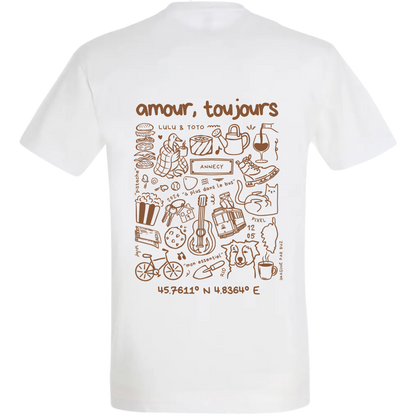 Photo détourée du modèle de t shirt Archives de la marque Koeur Indigo où il y a les souvenirs d'un couple avec les textes personnalisés "Amour, toujours" et les coordonnées GPS de leur lieu de rencontre.