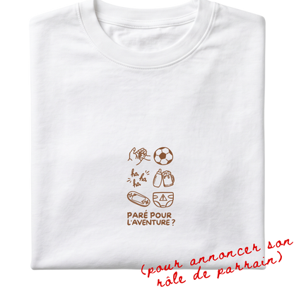 Visuel détouré du modèle de t-shirt Fragments de la marque Koeur Indigo personnalisé avec un motif marron et un texte personnalisé "Paré pour l'aventure?" pour annoncer à un ami qu'il va être le parrain de son enfant. 