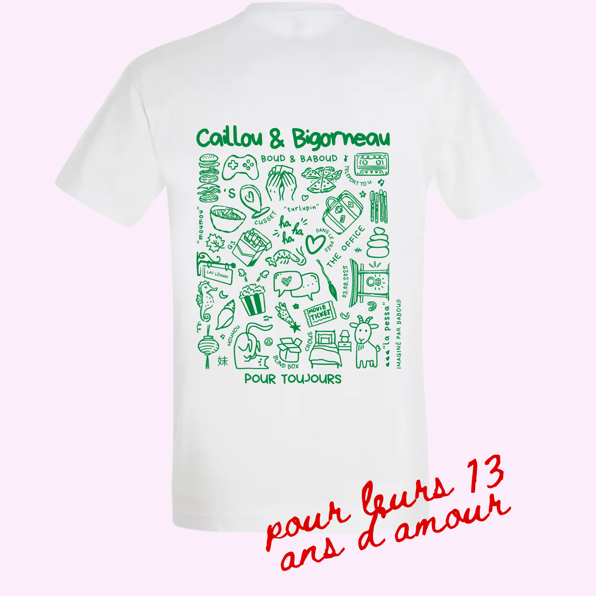 Photo sur fond rose du modèle de t-shirt Archives de la marque Koeur Indigo personnalisé avec les souvenirs d'un couple avec leurs surnoms et le texte personnalisé "pour toujours" que la copine a offert au copain pour fêter leurs 13 ans d'amour.