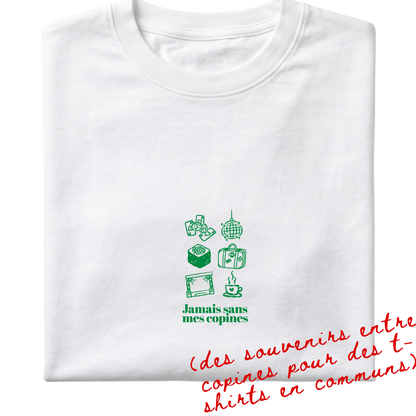 Visuel détouré du modèle de t-shirt Fragments de la marque Koeur Indigo personnalisé avec un motif vert et un texte personnalisé "Jamais sans mes copines" pour symboliser les souvenirs entre copines pour des t-shirts en commun.