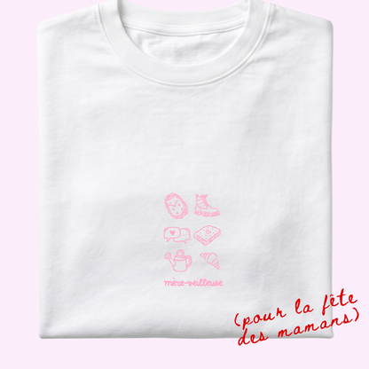 Visuel détouré du modèle de t-shirt Fragments de la marque Koeur Indigo personnalisé avec un motif rose et un texte personnalisé "mère-veilleuse" pour offrir pour la fête des mères.