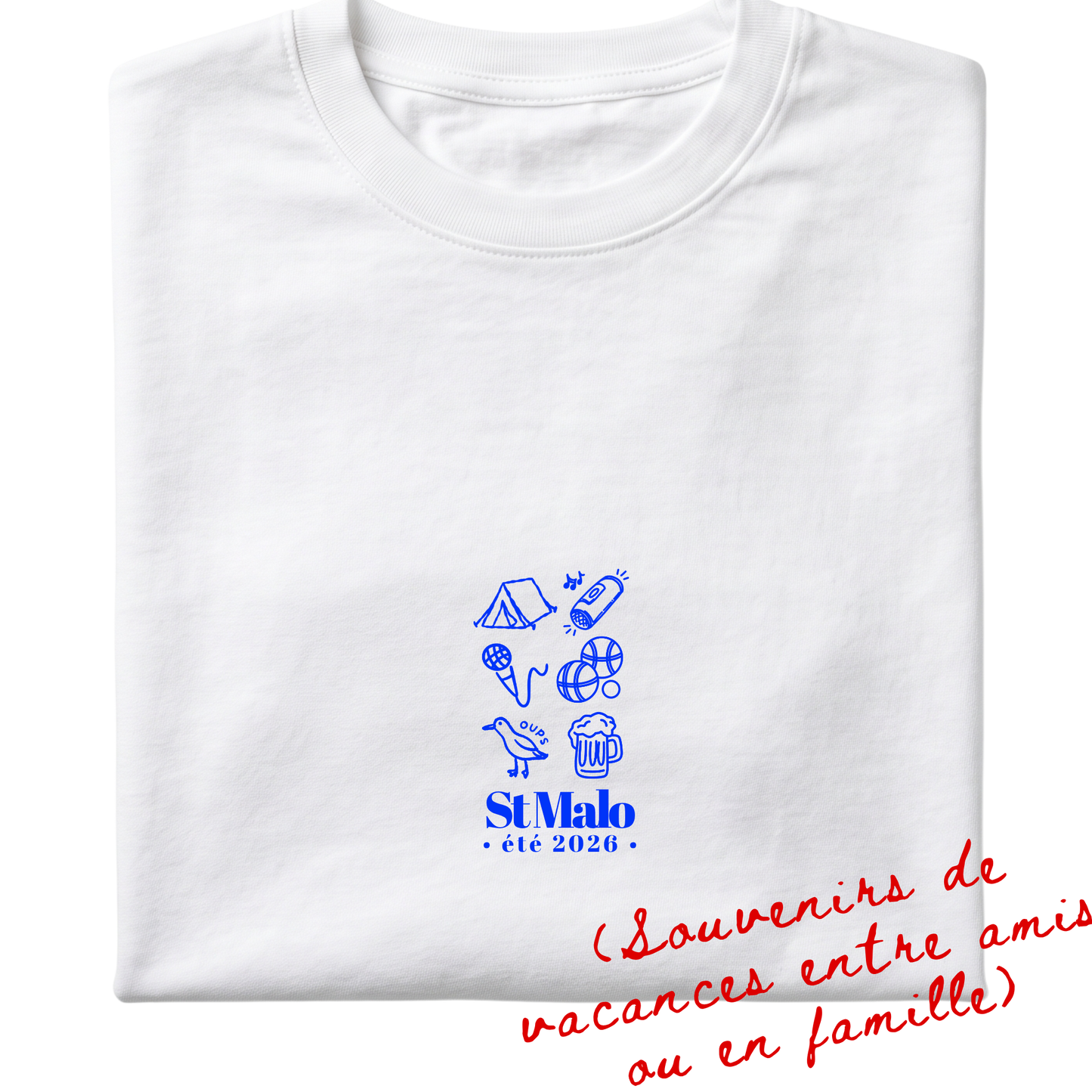 Visuel détouré du modèle de t-shirt Fragments de la marque Koeur Indigo personnalisé avec un motif bleu et le texte personnalisé "St Malo été 2026" pour décrire les souvenirs de vacances entre amis ou en famille.m