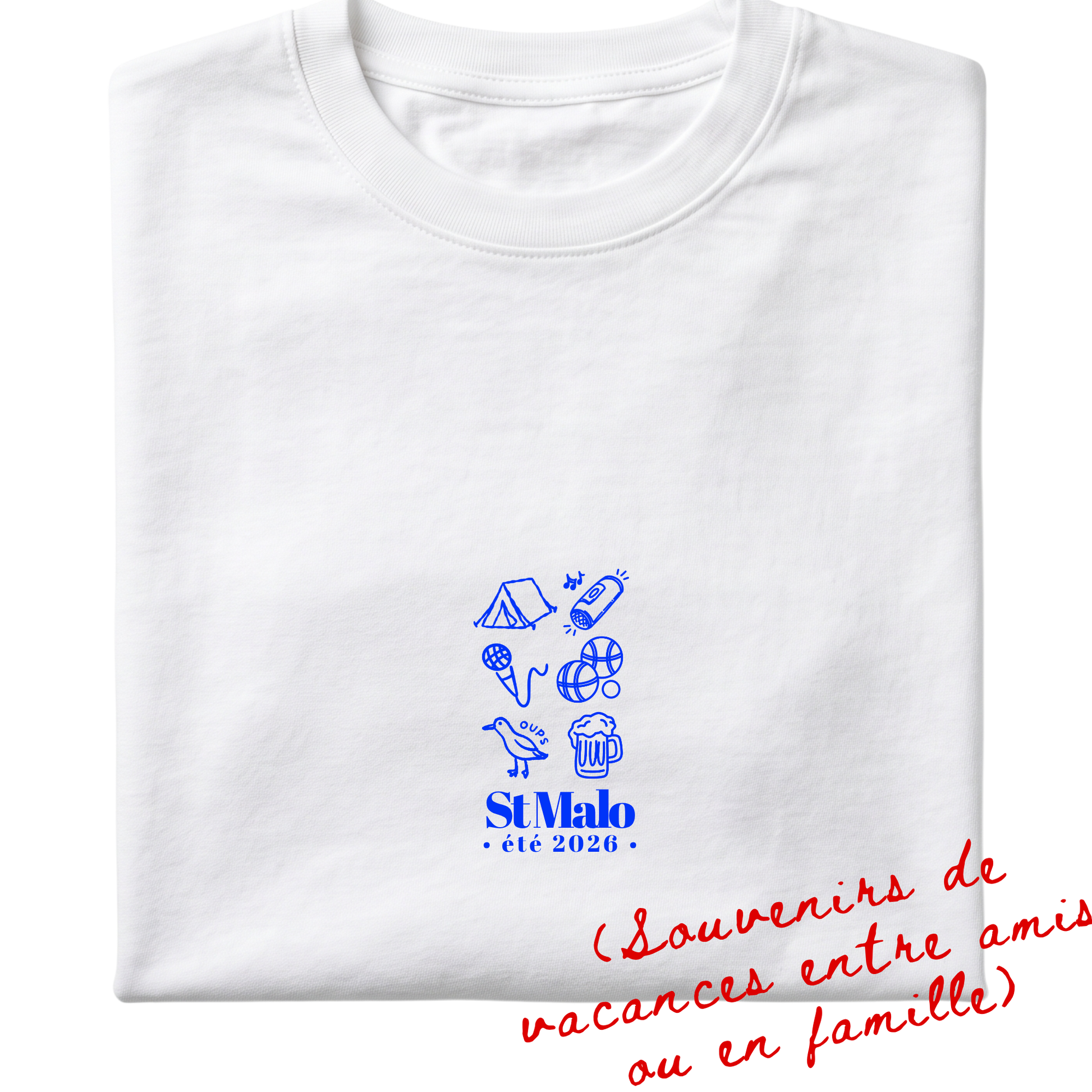 Visuel détouré du modèle de t-shirt Fragments de la marque Koeur Indigo personnalisé avec un motif bleu et le texte personnalisé "St Malo été 2026" pour décrire les souvenirs de vacances entre amis ou en famille.m