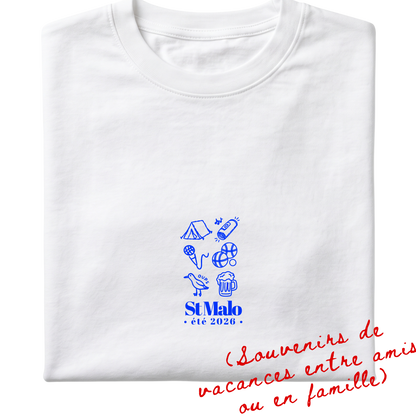 Visuel détouré du modèle de t-shirt Fragments de la marque Koeur Indigo personnalisé avec un motif bleu et le texte personnalisé "St Malo été 2026" pour décrire les souvenirs de vacances entre amis ou en famille.m