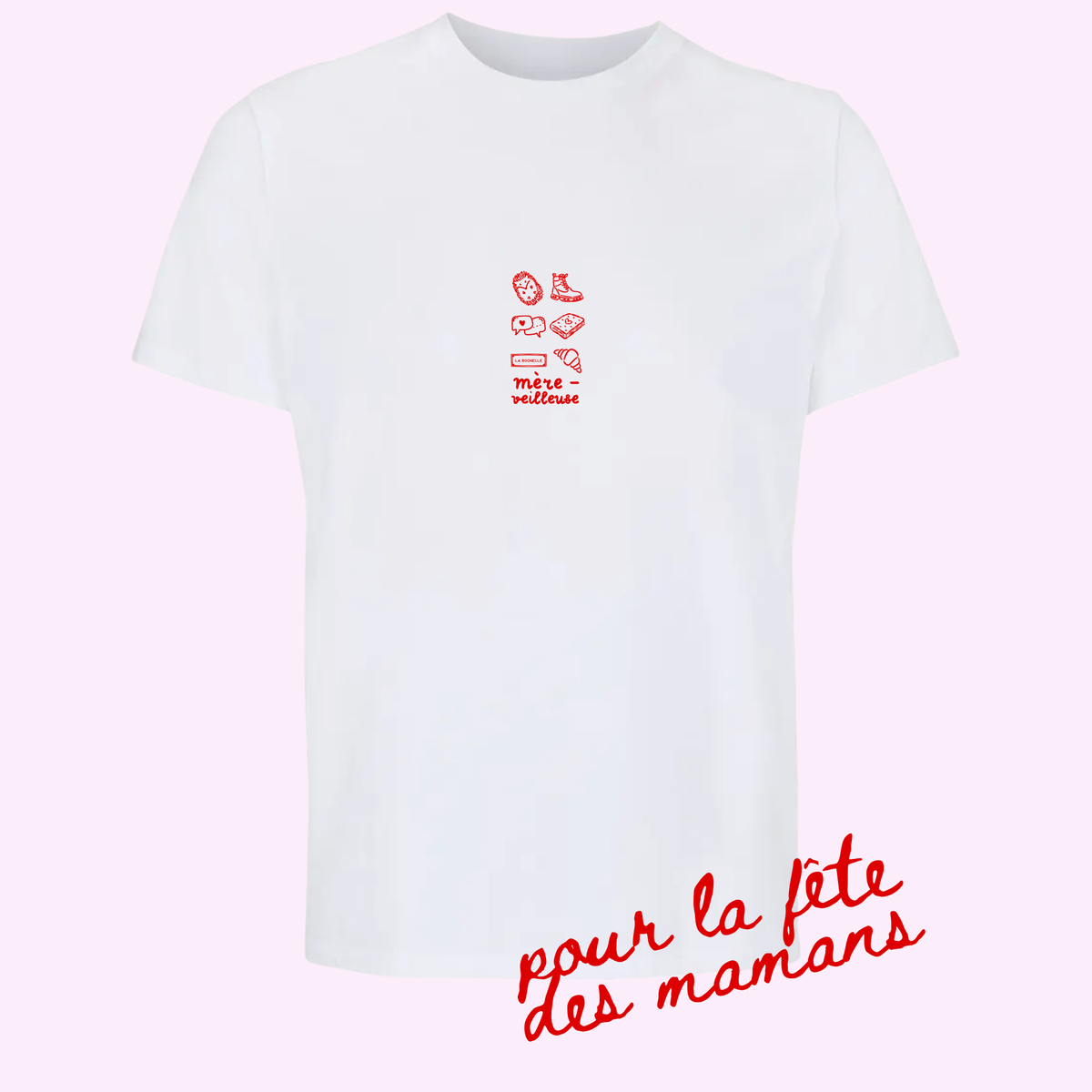 Photo sur fond rose du modèle de t-shirt Fragments de la marque Koeur Indigo personnalisé avec les souvenirs entre une mère et sa fille que la fille a offert pour la fête des mamans. Il est inscrit "mère-veilleuse" sur le t shirt.