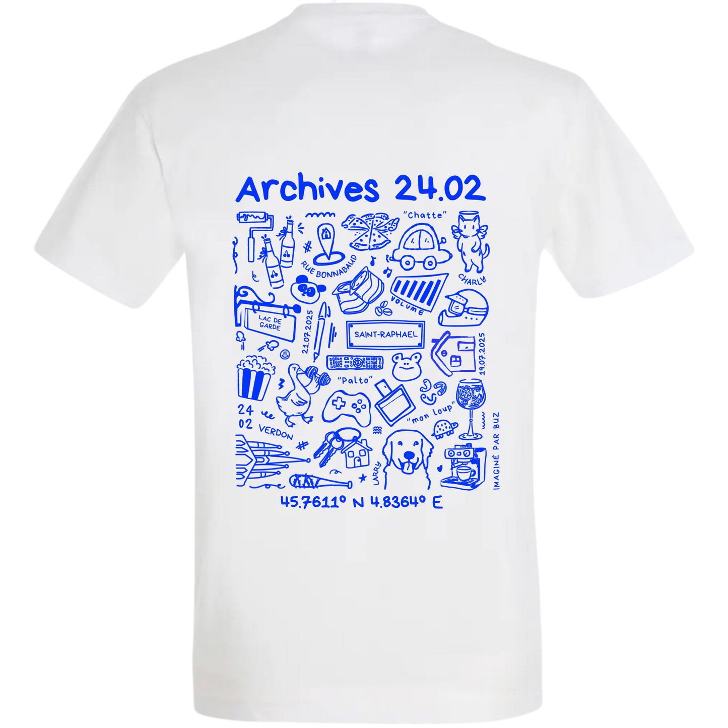 Photo détourée du modèle de t shirt Archives de la marque Koeur Indigo où il y a les souvenirs d'un couple et le texte personnalisé "Archives 24.02" et les coordonnées GPS de leur lieu de rencontre.