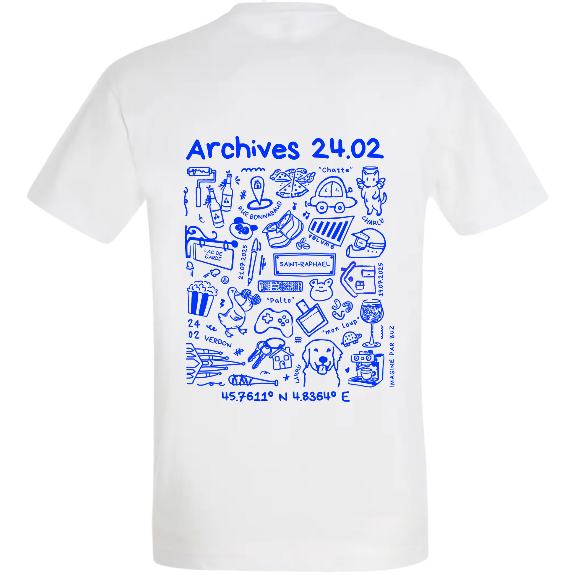 Photo détourée du modèle de t shirt Archives de la marque Koeur Indigo où il y a les souvenirs d'un couple et le texte personnalisé "Archives 24.02" et les coordonnées GPS de leur lieu de rencontre.