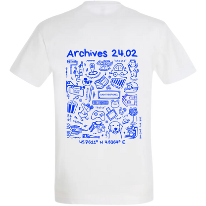 Photo détourée du modèle de t shirt Archives de la marque Koeur Indigo où il y a les souvenirs d'un couple et le texte personnalisé "Archives 24.02" et les coordonnées GPS de leur lieu de rencontre.