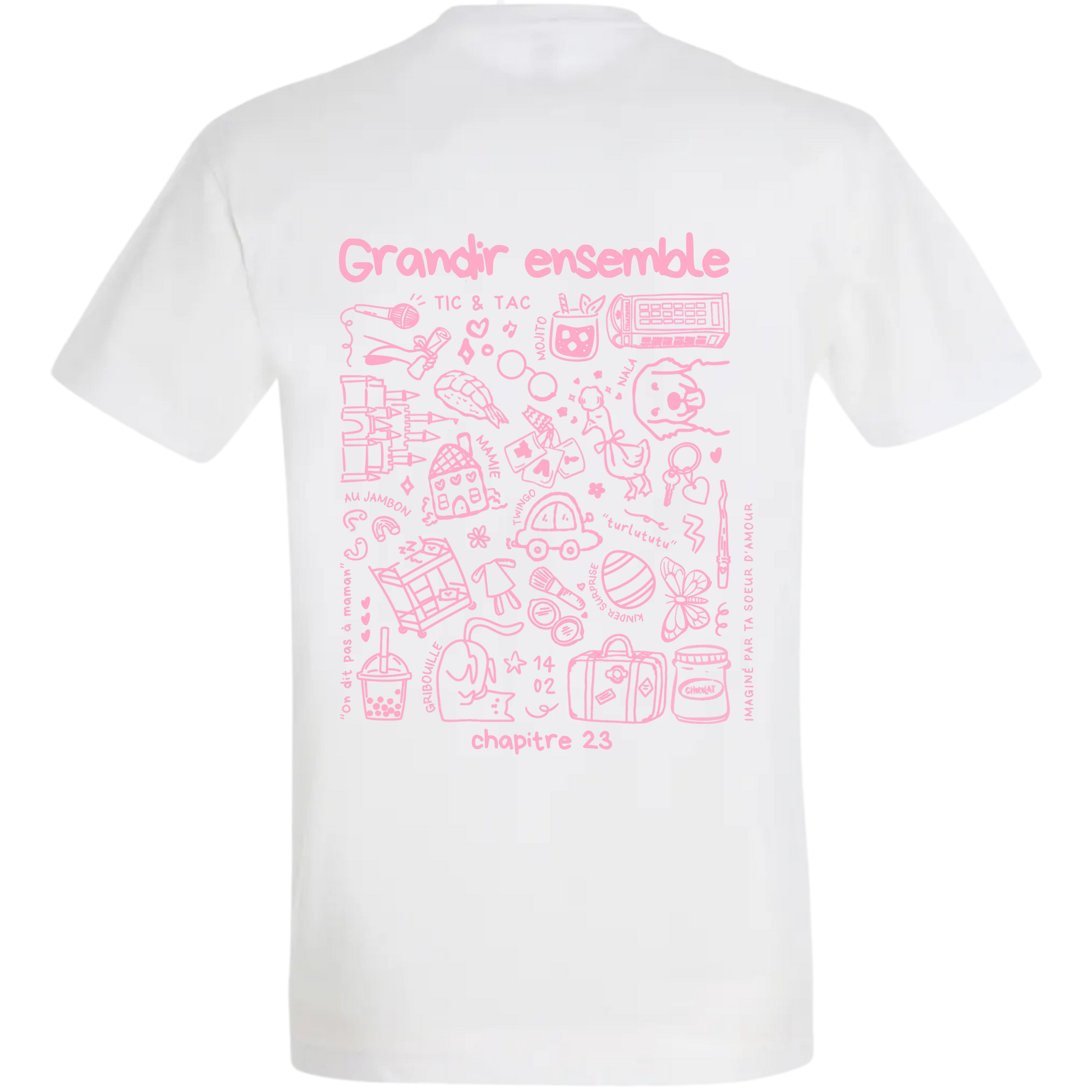 Photo détourée du modèle de t shirt Archives de la marque Koeur Indigo où il y a les souvenirs de deux soeurs que l'une à offert à l'autre pour son anniversaire et où il est inscrit "grandir ensemble". 