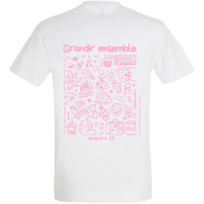 Photo détourée du modèle de t shirt Archives de la marque Koeur Indigo où il y a les souvenirs de deux soeurs que l'une à offert à l'autre pour son anniversaire et où il est inscrit "grandir ensemble". 