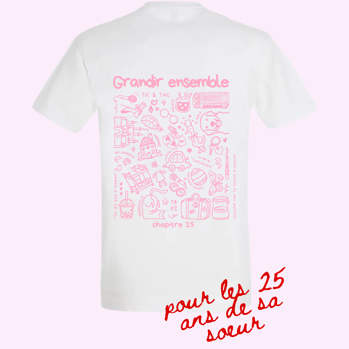 Photo sur fond rose du modèle de t-shirt Archives de la marque Koeur Indigo personnalisé avec les souvenirs de leur enfance avec sa soeur pour son anniversaire pour ses 25 ans. Il y a le texte personnalisé "Grandir ensemble". 
