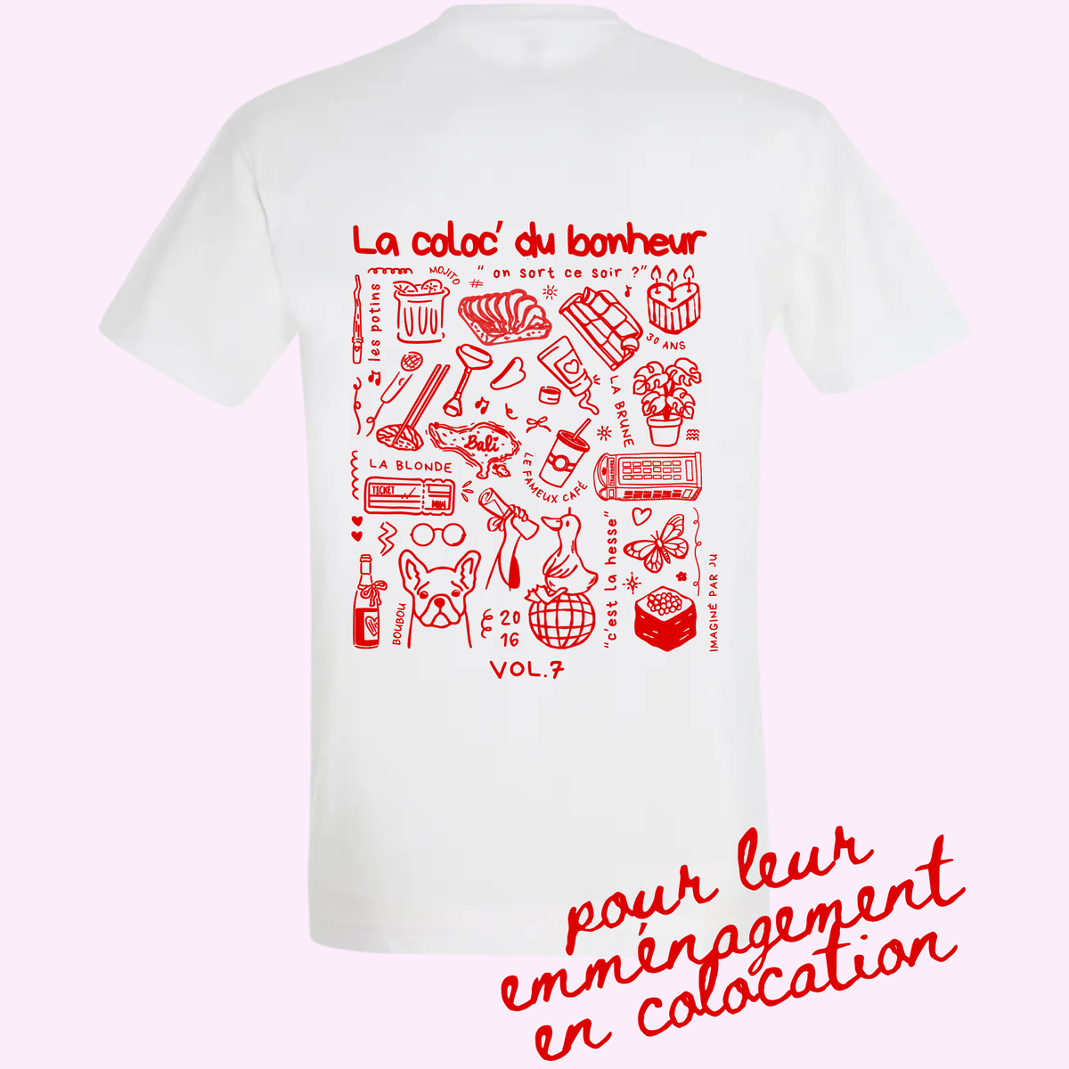 Photo sur fond rose du modèle de t-shirt Archives de la marque Koeur Indigo personnalisé avec les souvenirs entre deux meilleures amies que l'une d'elle a offert à l'autre pour leur emménagement en colocation.